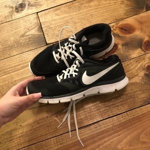 Black Nike Tennis shoes